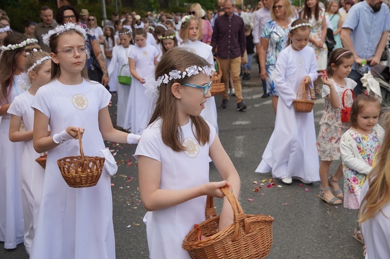 Procesja eucharystyczna z wrocławskiego Kozanowa na Pilczyce z kwietnymi dywanami