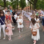 Procesja eucharystyczna z wrocławskiego Kozanowa na Pilczyce z kwietnymi dywanami