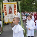 Procesja eucharystyczna z wrocławskiego Kozanowa na Pilczyce z kwietnymi dywanami