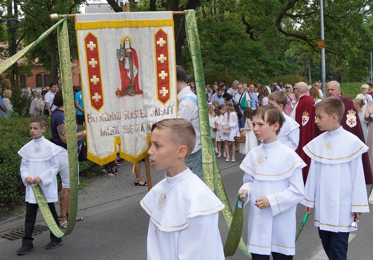 Procesja eucharystyczna z wrocławskiego Kozanowa na Pilczyce z kwietnymi dywanami