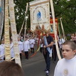 Procesja eucharystyczna z wrocławskiego Kozanowa na Pilczyce z kwietnymi dywanami