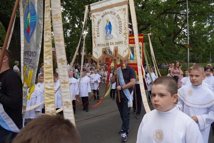 Procesja eucharystyczna z wrocławskiego Kozanowa na Pilczyce z kwietnymi dywanami