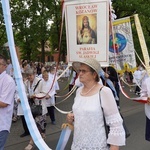 Procesja eucharystyczna z wrocławskiego Kozanowa na Pilczyce z kwietnymi dywanami