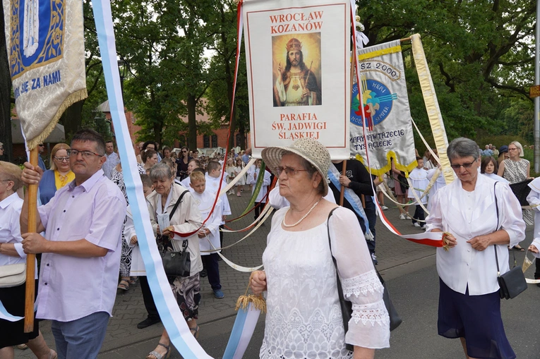 Procesja eucharystyczna z wrocławskiego Kozanowa na Pilczyce z kwietnymi dywanami