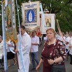 Procesja eucharystyczna z wrocławskiego Kozanowa na Pilczyce z kwietnymi dywanami