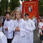 Procesja eucharystyczna z wrocławskiego Kozanowa na Pilczyce z kwietnymi dywanami