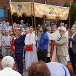 Procesja eucharystyczna z wrocławskiego Kozanowa na Pilczyce z kwietnymi dywanami