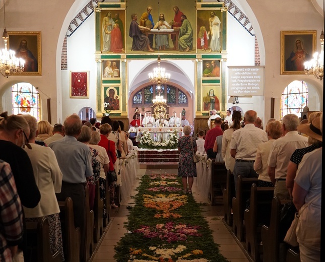 Procesja eucharystyczna z wrocławskiego Kozanowa na Pilczyce z kwietnymi dywanami