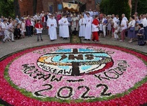 Procesja eucharystyczna z wrocławskiego Kozanowa na Pilczyce z kwietnymi dywanami