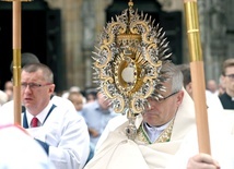 Biskup świdnicki niosący Najświętszy Sakrament z katedry do pierwszego ołtarza.