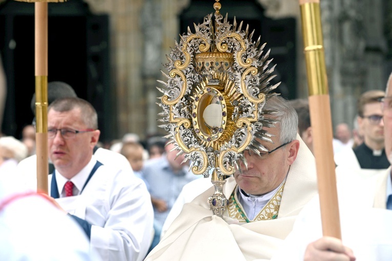 Biskup świdnicki niosący Najświętszy Sakrament z katedry do pierwszego ołtarza.