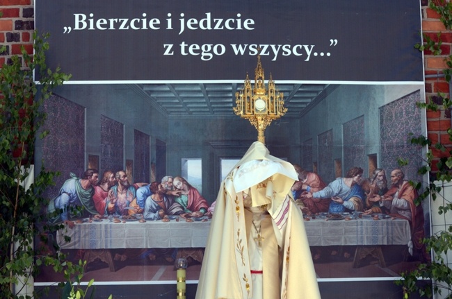 Procesja Bożego Ciała w centrum Radomia