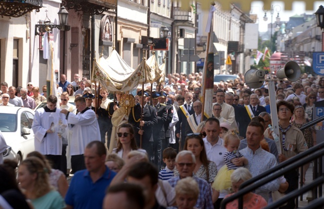 Procesja Bożego Ciała w centrum Radomia