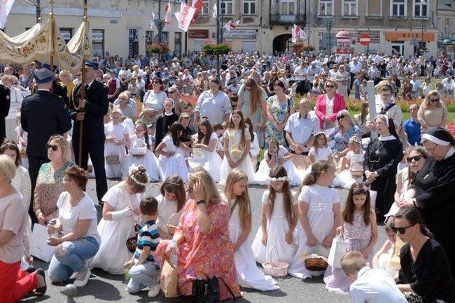 Procesja Bożego Ciała w centrum Radomia