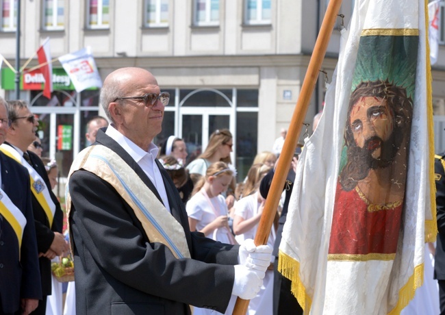 Procesja Bożego Ciała w centrum Radomia