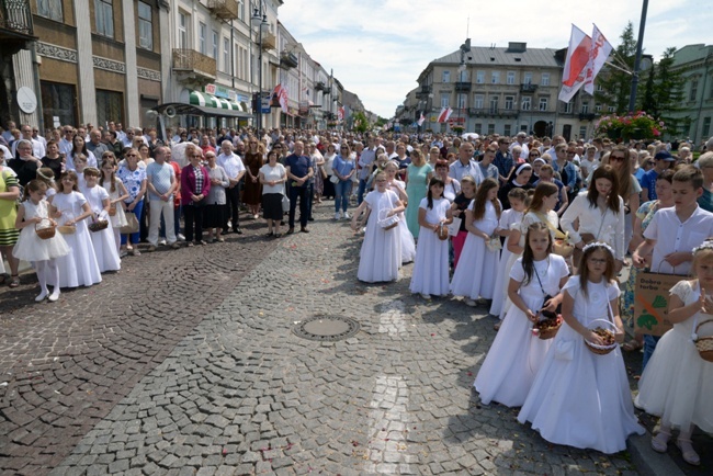 Procesja Bożego Ciała w centrum Radomia