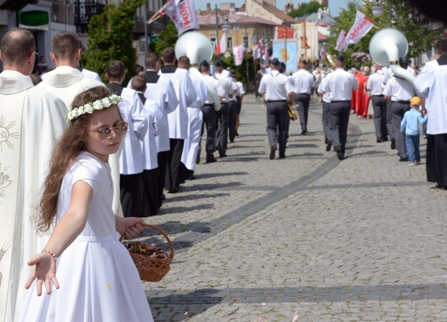 Procesja Bożego Ciała w centrum Radomia