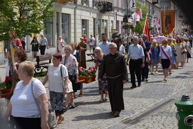 Procesja Bożego Ciała w centrum Radomia