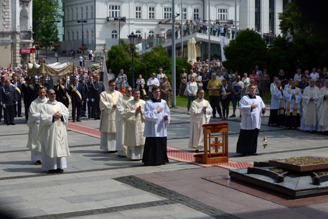 Procesja Bożego Ciała w centrum Radomia