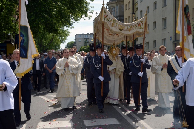 Procesja Bożego Ciała w centrum Radomia