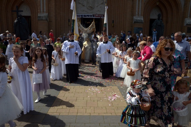 Procesja Bożego Ciała w centrum Radomia