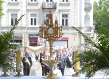 Procesja Bożego Ciała w centrum Radomia