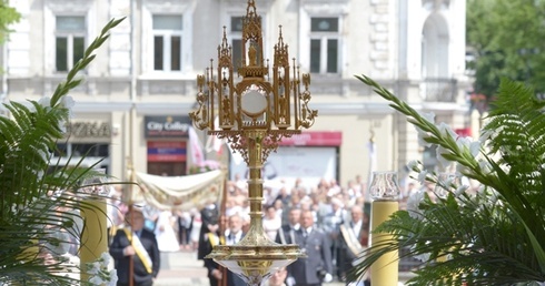 Procesja Bożego Ciała w centrum Radomia