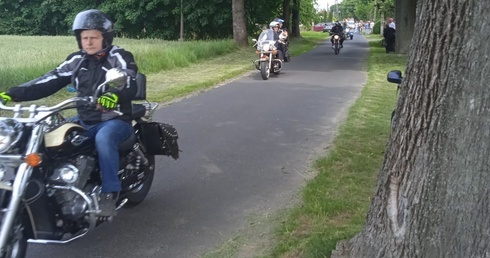 Motocyklowa procesja w Bąkowicach