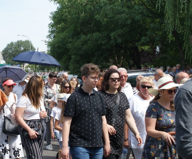 Procesja z parafii pw. św. Antoniego do parafii pw. Odkupiciela Świata