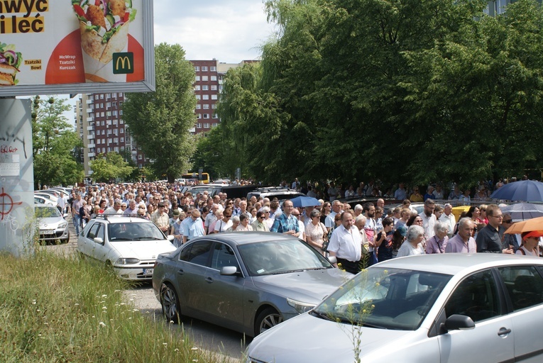 Procesja z parafii pw. św. Antoniego do parafii pw. Odkupiciela Świata