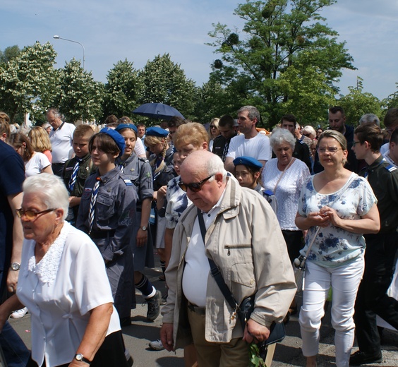 Procesja z parafii pw. św. Antoniego do parafii pw. Odkupiciela Świata