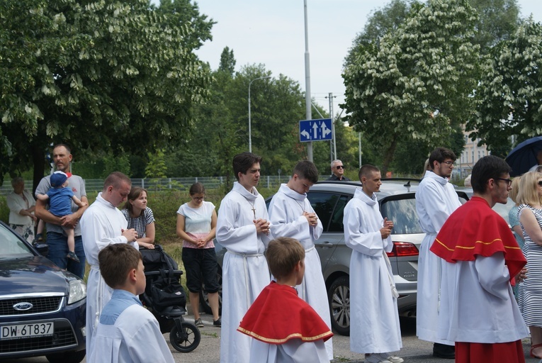 Procesja z parafii pw. św. Antoniego do parafii pw. Odkupiciela Świata