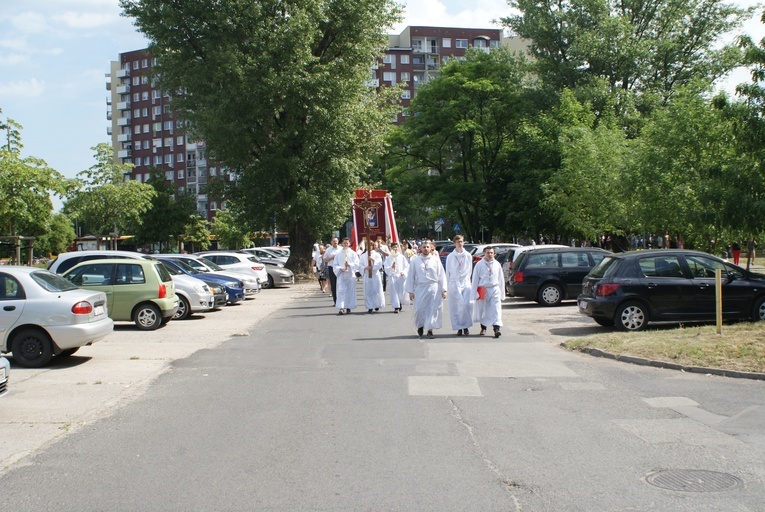 Procesja z parafii pw. św. Antoniego do parafii pw. Odkupiciela Świata