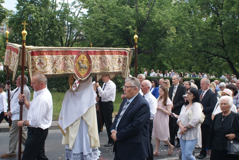 Procesja z parafii pw. św. Antoniego do parafii pw. Odkupiciela Świata