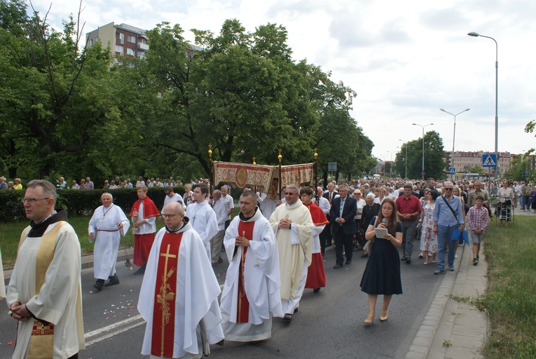 Procesja z parafii pw. św. Antoniego do parafii pw. Odkupiciela Świata