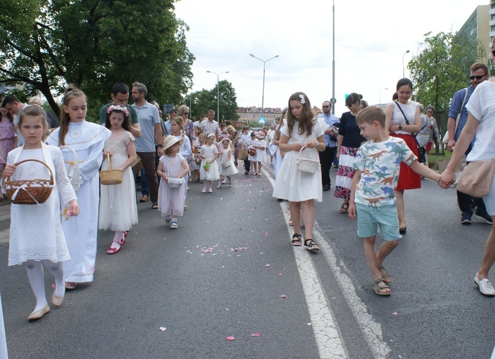 Procesja z parafii pw. św. Antoniego do parafii pw. Odkupiciela Świata