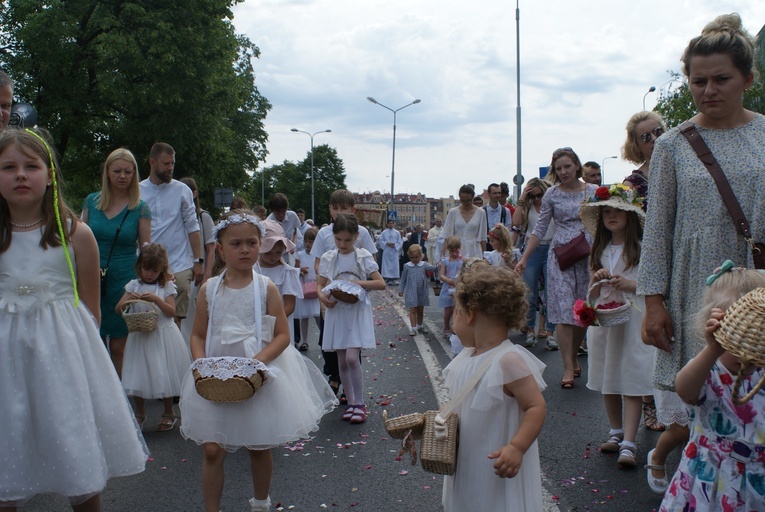 Procesja z parafii pw. św. Antoniego do parafii pw. Odkupiciela Świata