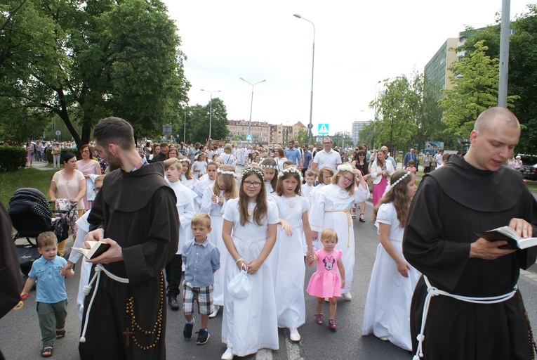 Procesja z parafii pw. św. Antoniego do parafii pw. Odkupiciela Świata