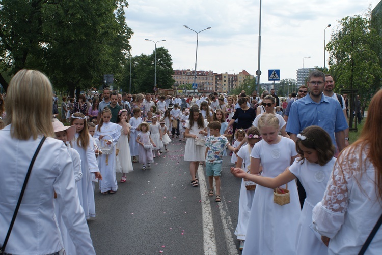 Procesja z parafii pw. św. Antoniego do parafii pw. Odkupiciela Świata