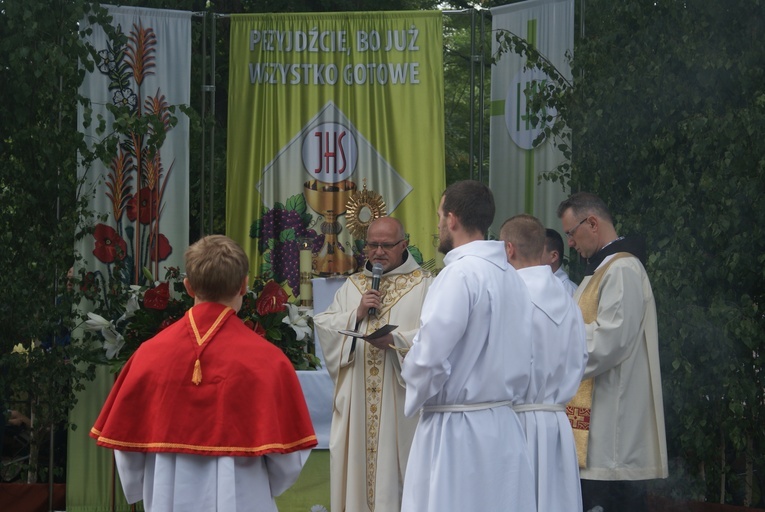 Procesja z parafii pw. św. Antoniego do parafii pw. Odkupiciela Świata