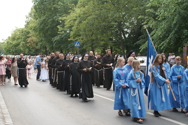 Procesja z parafii pw. św. Antoniego do parafii pw. Odkupiciela Świata