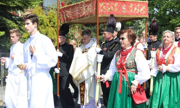 Panu Jezusowi w procesji przez Wilamowice towarzyszyła liczna grupa parafian w tradycyjnych strojach.