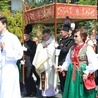 Panu Jezusowi w procesji przez Wilamowice towarzyszyła liczna grupa parafian w tradycyjnych strojach.