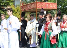 Panu Jezusowi w procesji przez Wilamowice towarzyszyła liczna grupa parafian w tradycyjnych strojach.