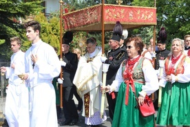 Panu Jezusowi w procesji przez Wilamowice towarzyszyła liczna grupa parafian w tradycyjnych strojach.