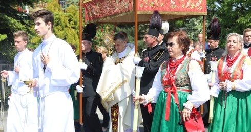 Panu Jezusowi w procesji przez Wilamowice towarzyszyła liczna grupa parafian w tradycyjnych strojach.