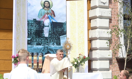 Błogosławieństwo Eucharystyczne przy ołtarzu modlitwy o pokój i pojednanie...