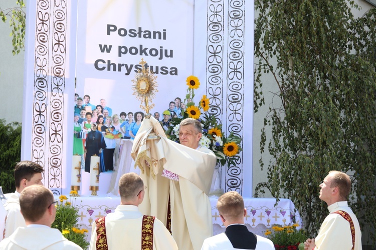Błogosławieństwo przy ołtarzu obok Ochronki im. św. Bilczewskiego. 