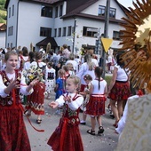 Dziewczęta sypiące kwiaty przed Najświętszym Sakramentem.