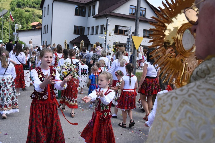 Dziewczęta sypiące kwiaty przed Najświętszym Sakramentem.